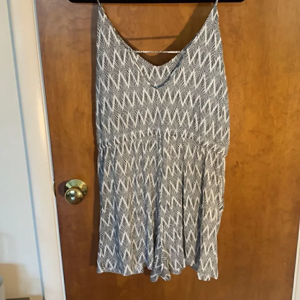 EUC basic black and white romper! Size L